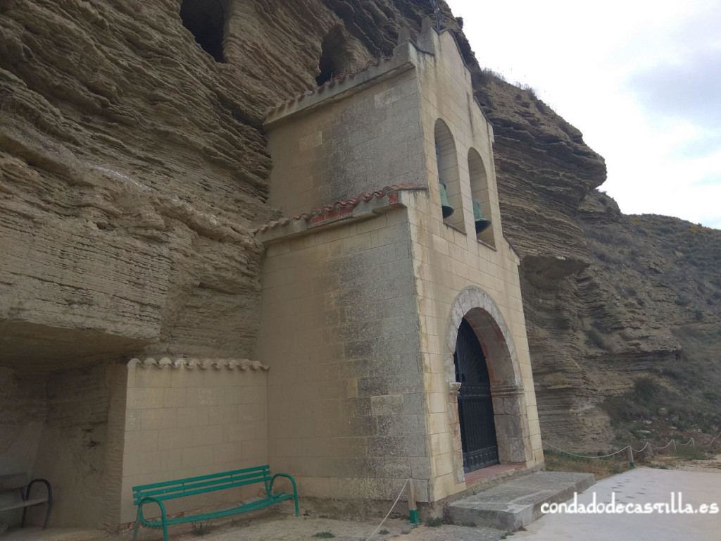 Fachada de la ermita de Tosantos