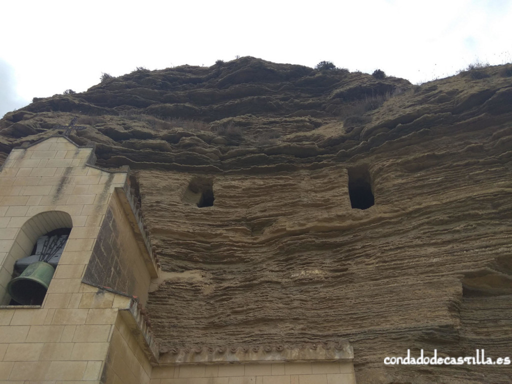 Cavidades en la parte superior de la ermita de Tosantos