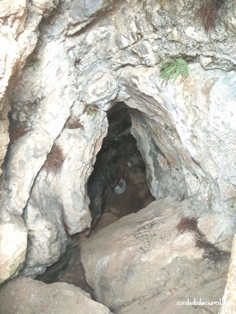Interior de la Cueva de Bernardo del Carpio con la lápida y una reproducción de la espada