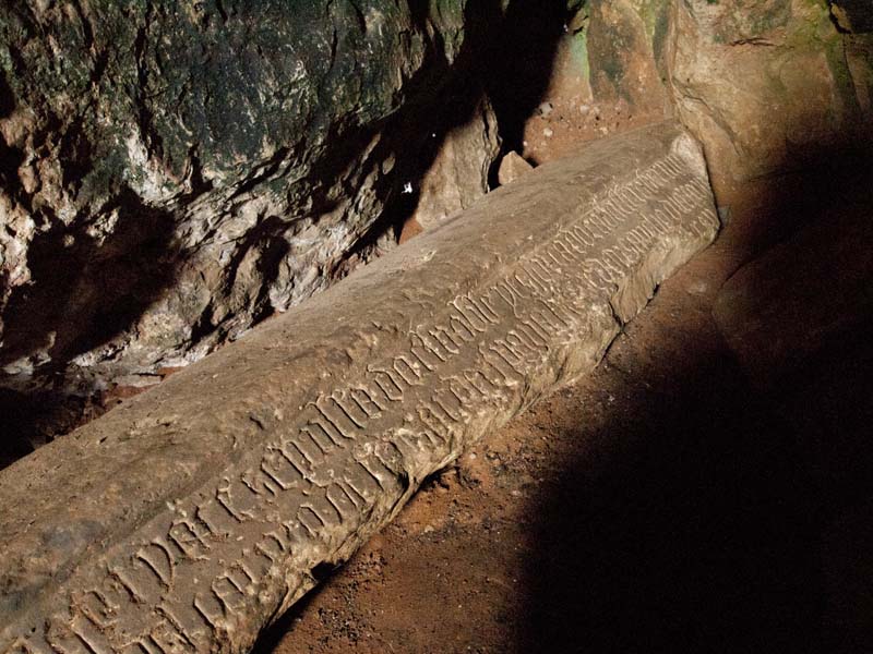 Lápida de la Cueva de Bernardo del Carpio (Tomada de https://www.santamarialareal.org/noticias/bernardo-del-carpio-caballo-entre-la-realidad-y-la-leyenda)