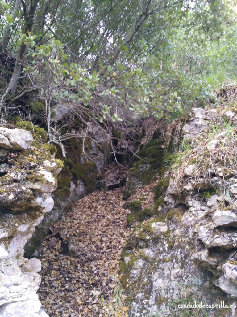 Camino de acceso al castillo de Astúlez con restos de fortificaciones