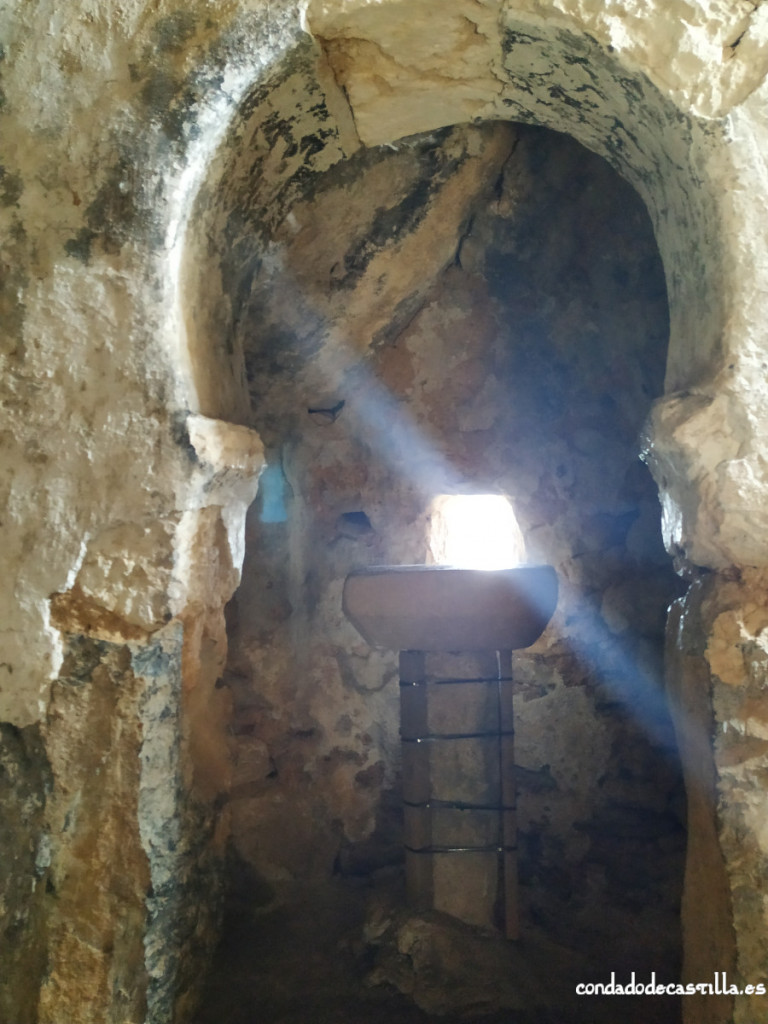 Arco de herradura, altar y vano del ábside de San Juan de Socueva