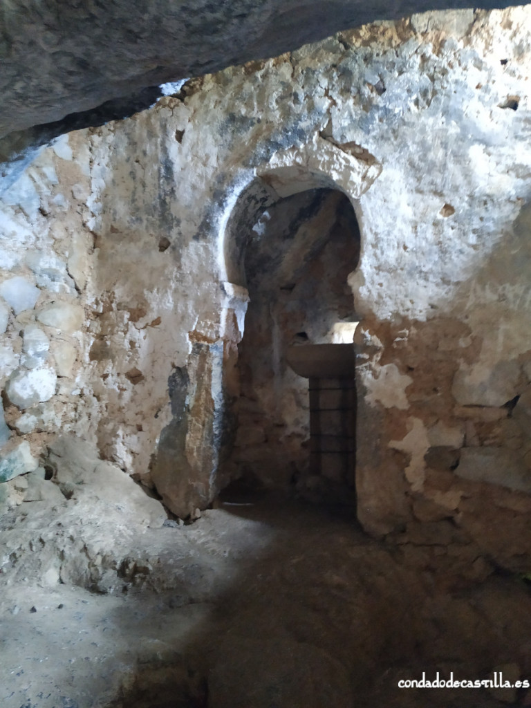 Arco de herradura en el interior de San Juan de Socueva