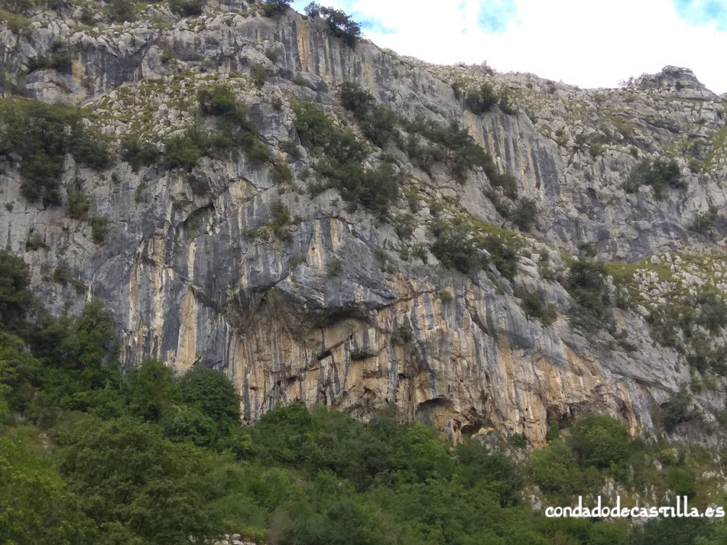 Farallón rocoso a cuyos pies se encuentra la ermita de San Juan de Socueva