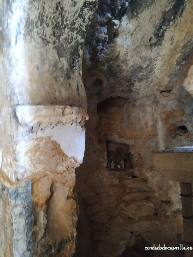 Restos de decoración pictórica en el arco de herradura de San Juan de Socueva
