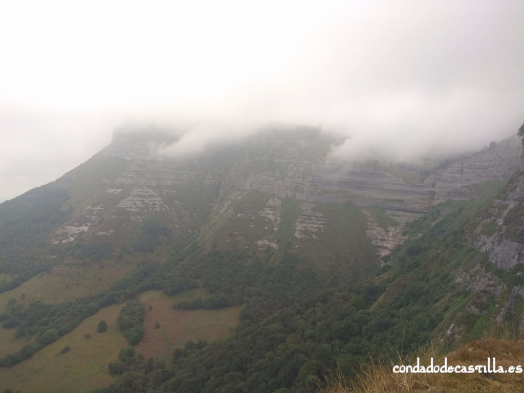 Sierra Salvada cubierta de nubes