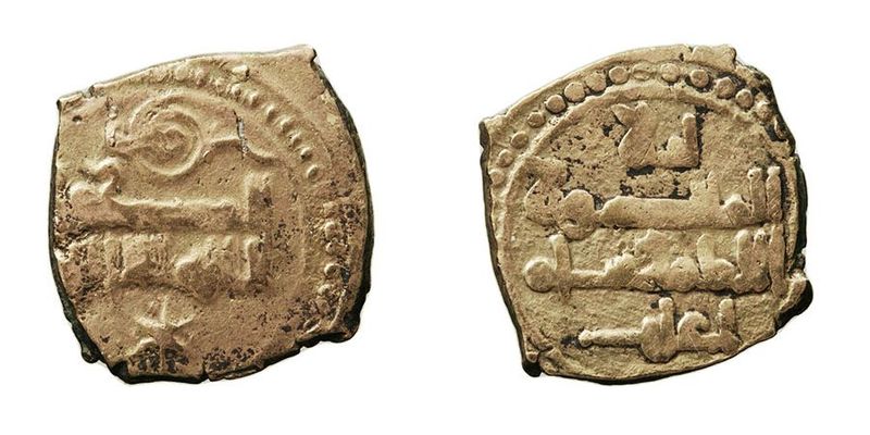 Fracción de dinar acuñada en electrón (aleación de oro y plata) durante el reinado de Yaḥyà I Al Mamun, rey de la Taifa de Toledo y Valencia. Año 435-467 de la Hégira.