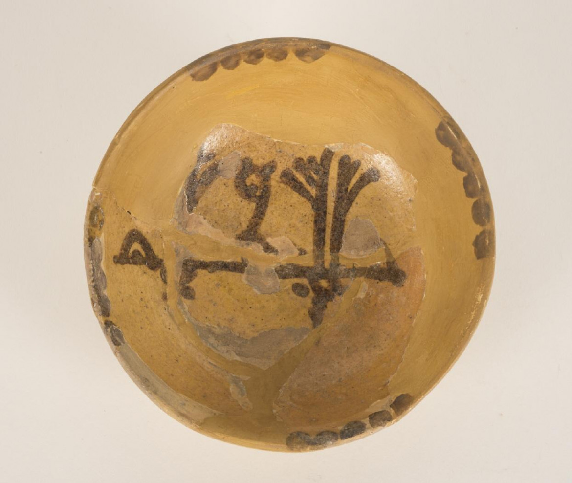 Siglo XI. Medinaceli. Plato de barro melado con decoración