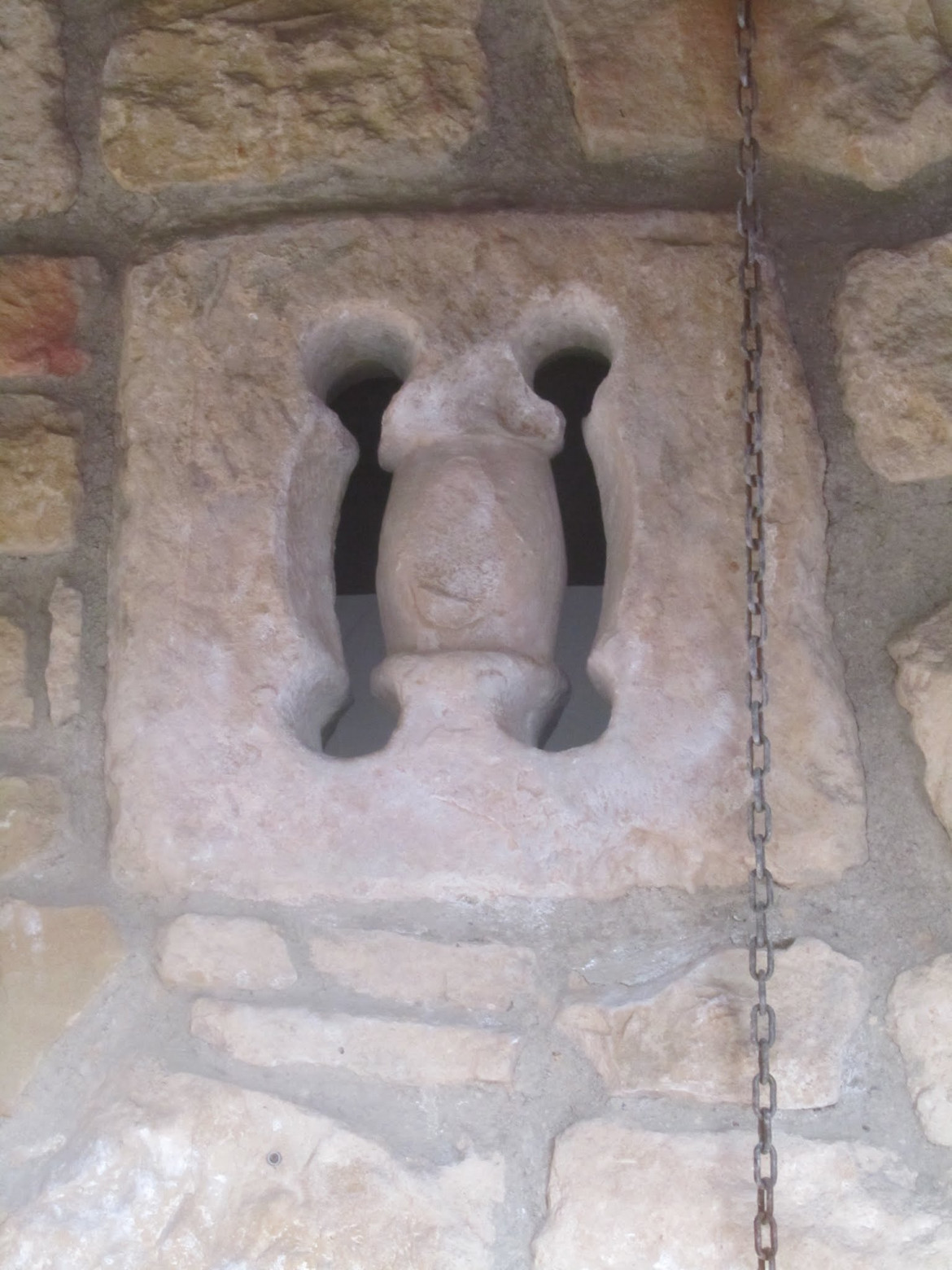 Ventana prerrománica de la ermita de Goiuria en Iurreta