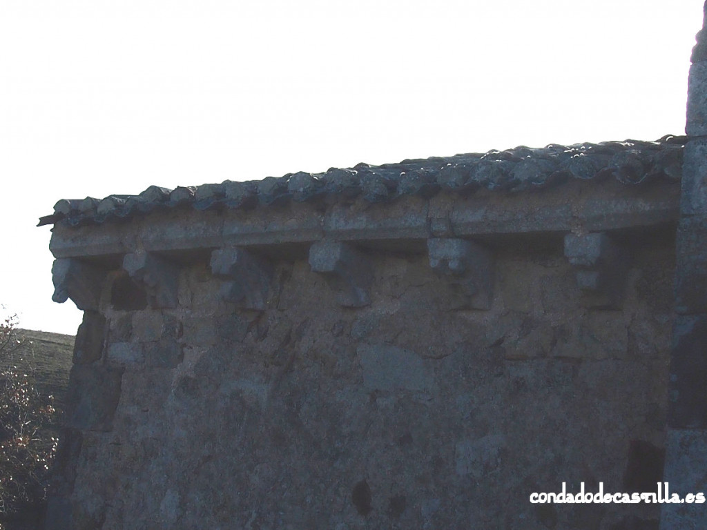 Canecillos muro norte del ábside de la ermita de la Virgen del Cerro en Cueva de Juarros