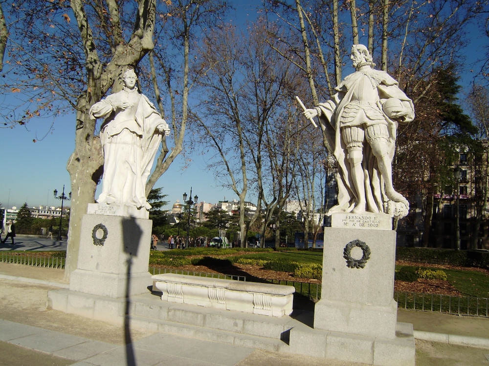 Estatuas de Fernando I y Sancha en la Plaza de Oriente de Madrid