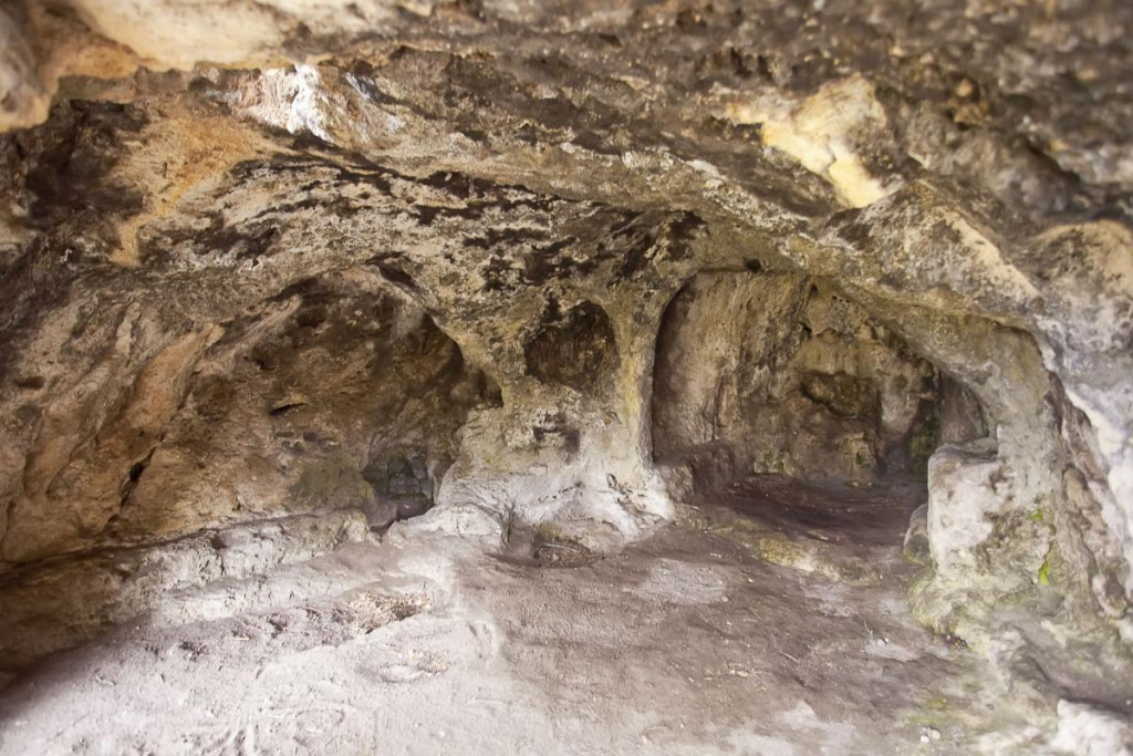 Interior de la Cueva de los Moros de Manzanedo