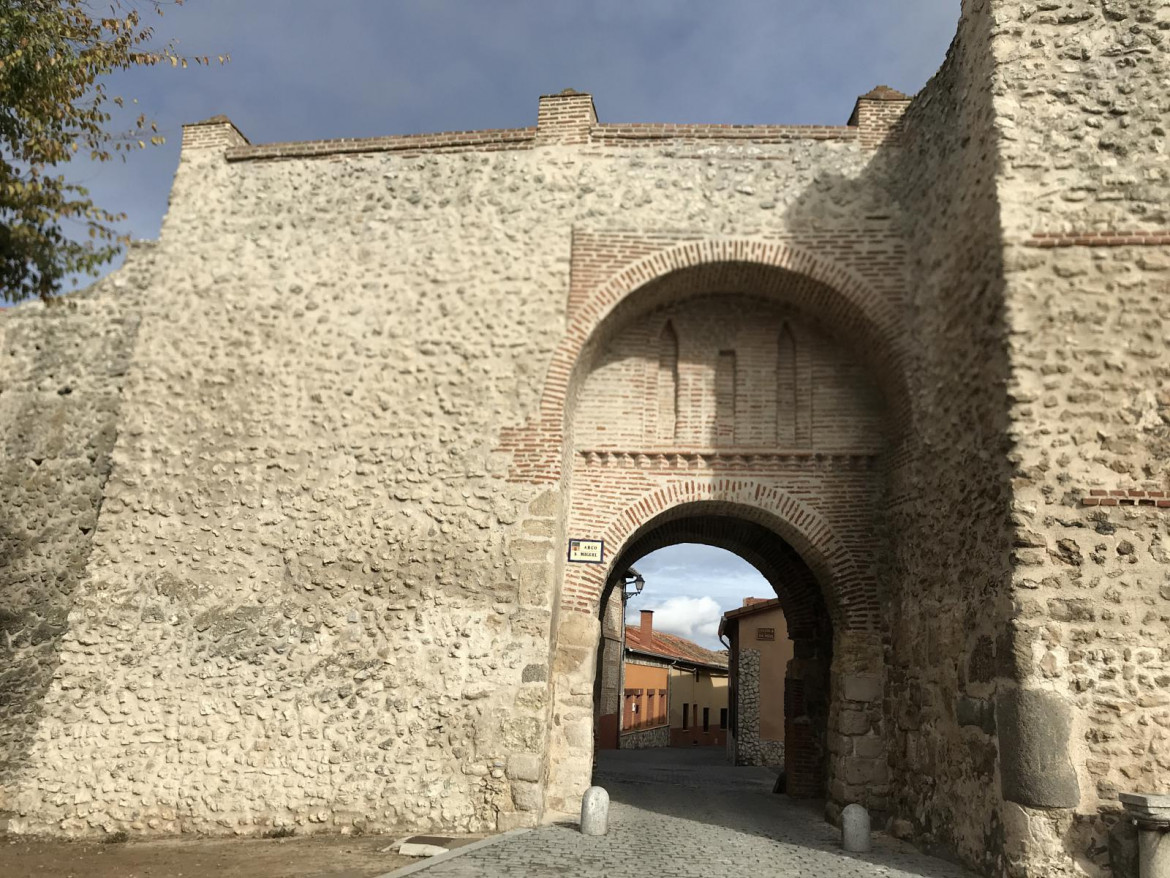 Arco de San Miguel en la muralla de Olmedo