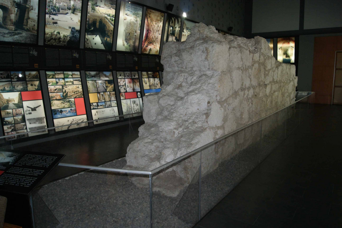 Restos de la muralla islámica de Melilla dentro del Centro de Interpretación de Melilla la Vieja