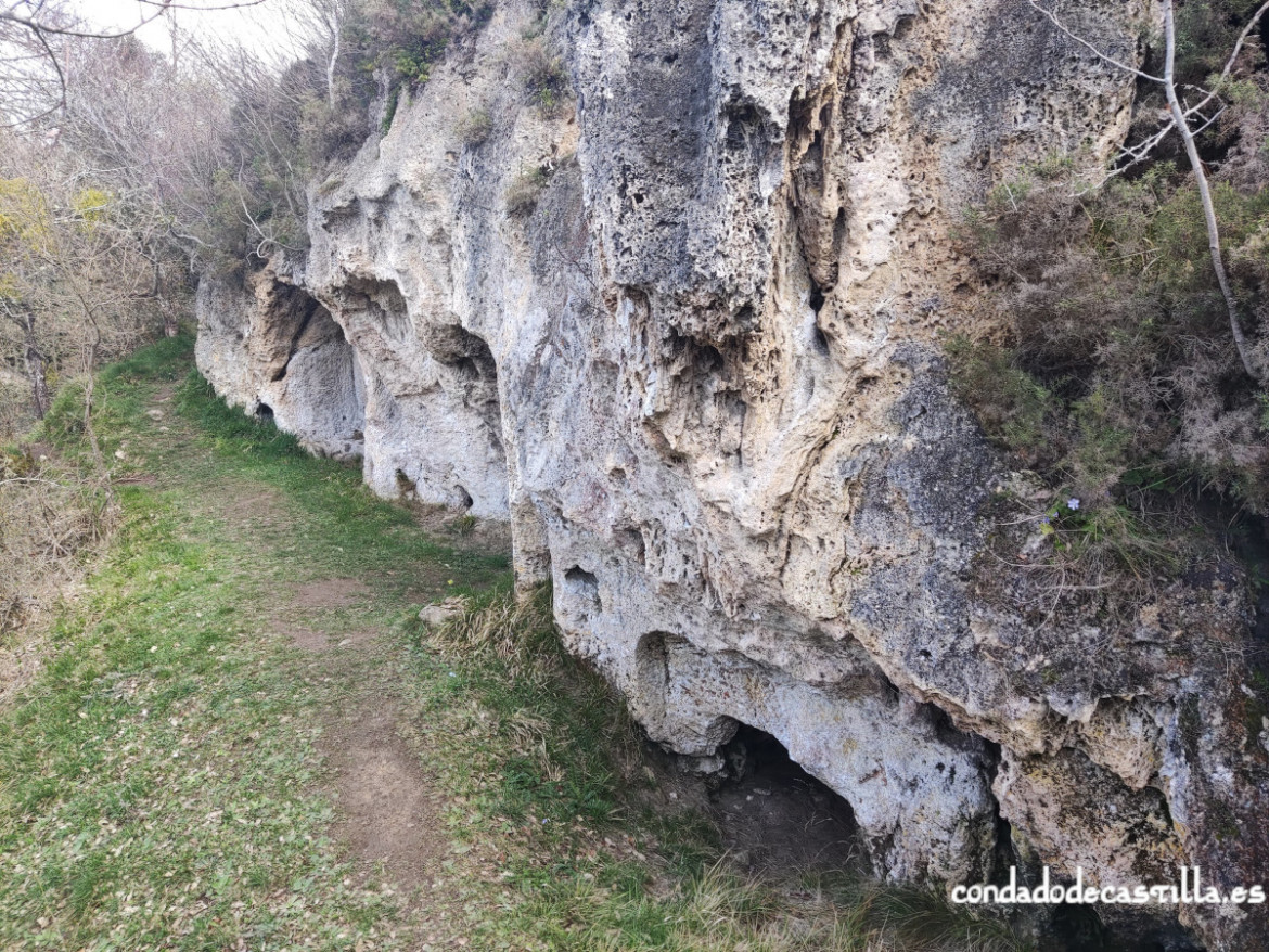Acceso al eremitorio de El Tobazo