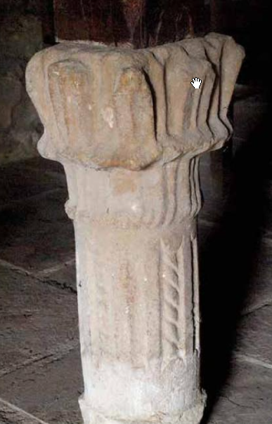 Columna prerrománica en el interior de San Fructuoso de Lamiña