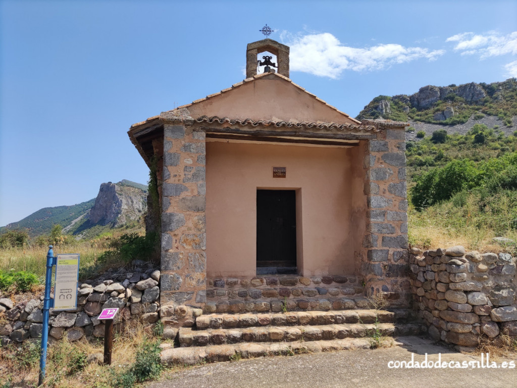 Entrada a la ermita de San Andrés en Torrecilla en Cameros