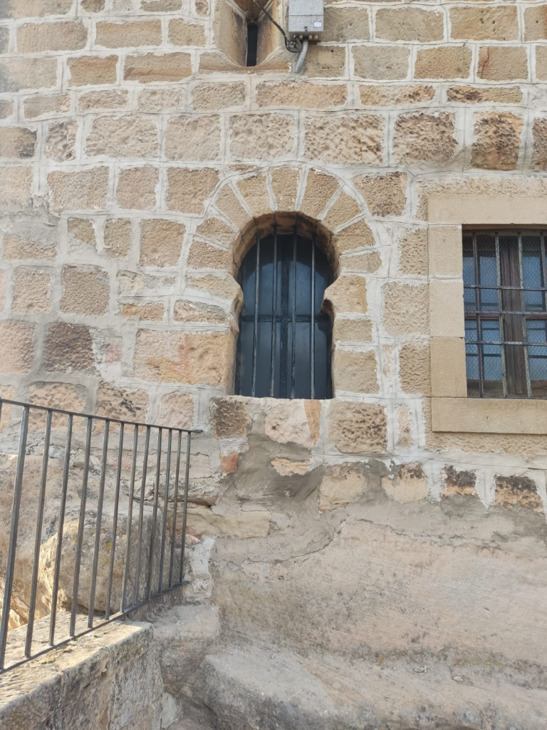Ventana prerrománica en la fachada sur del ábside de San Miguel de Duruelo de la Sierra