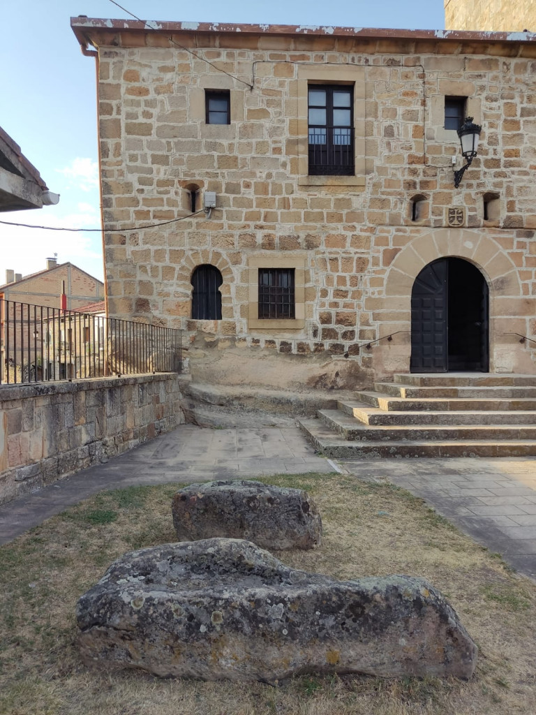 Facha sur del ábside de San Miguel de Duruelo de la Sierra