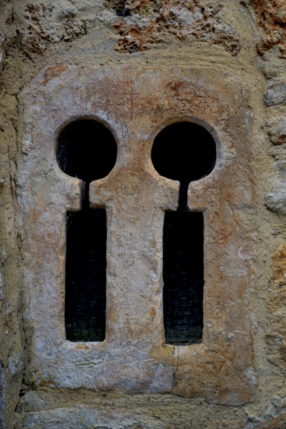 Ventana prerrománica de San Andrés de Escanduso (Burgos)
