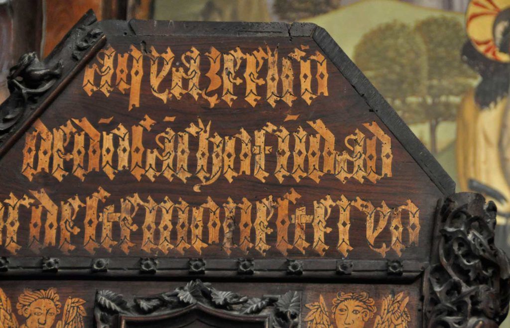 Detalle del sepulcro del conde Sancho García de Castilla en Oña