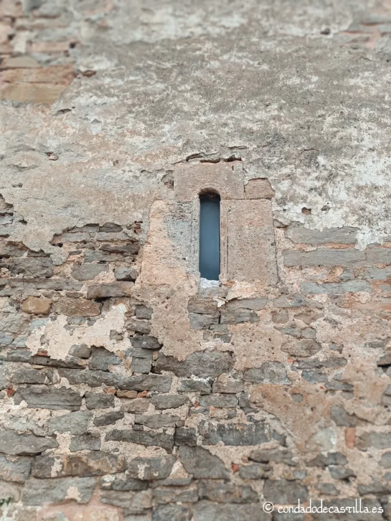 Aspillera del ábside San Vicente del Valle