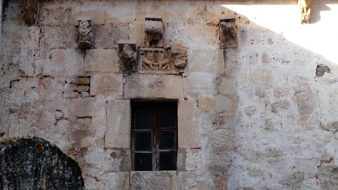 Restos románicos posiblemente de San Martín de Escalada en la llamada Casa del Médico de Quintanilla-Escalada