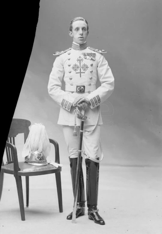 Alfonso XIII, con el uniforme de Gran Maestre de las cuatro órdenes militares (Estudio fotográfico de Christian Franzen)