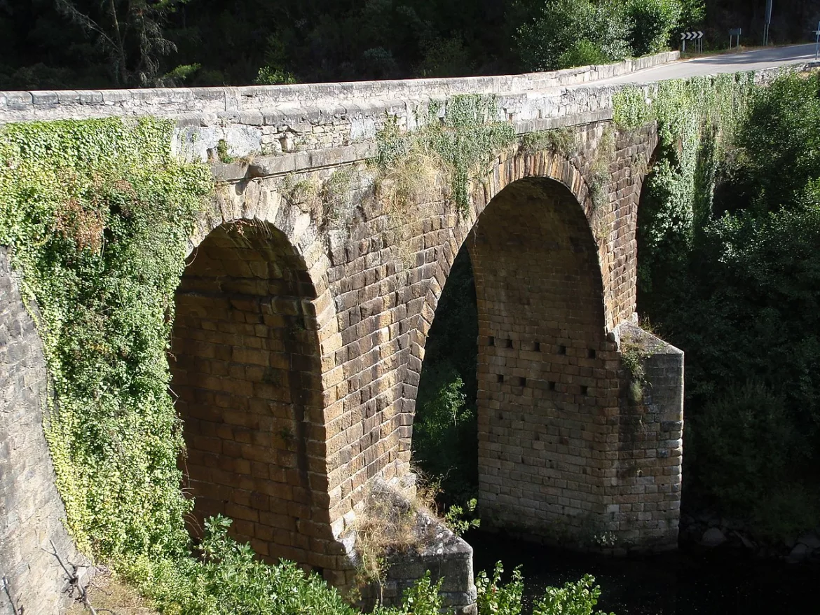Puente romano sobre el río Bibey