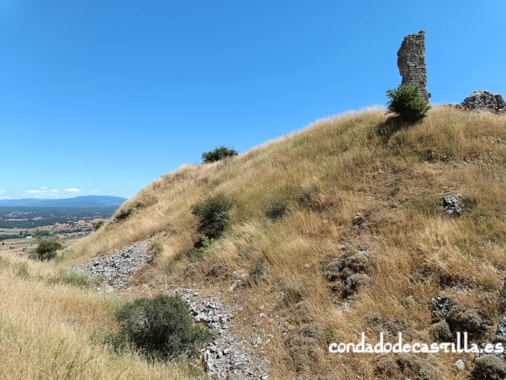 Restos del foso del castillo de Lara