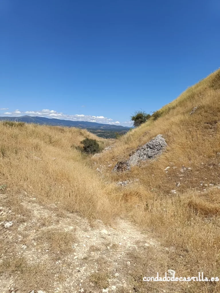 Restos del foso del castillo de Lara