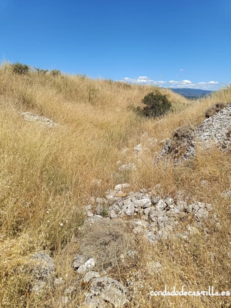 Restos del foso del castillo de Lara
