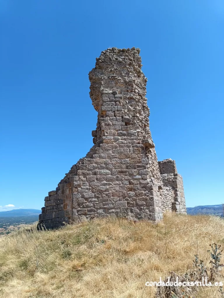 Restos de la torre del homenaje del castillo de Lara