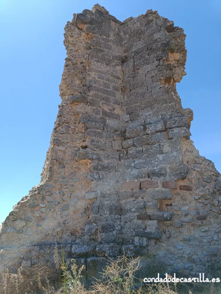 Restos de la torre del homenaje del castillo de Lara