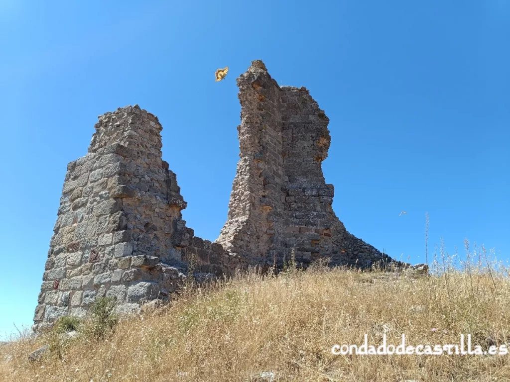 Restos de la torre del homenaje del castillo de Lara