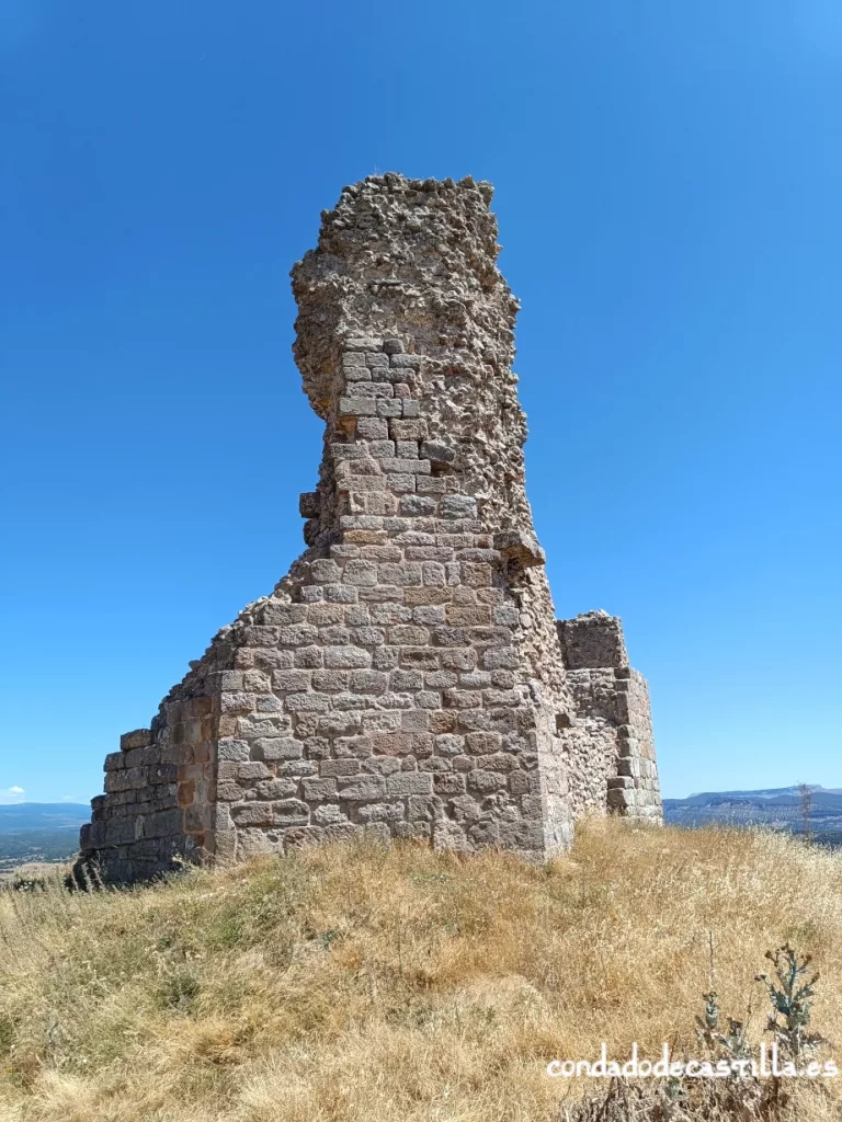 Restos de la torre del homenaje del castillo de Lara