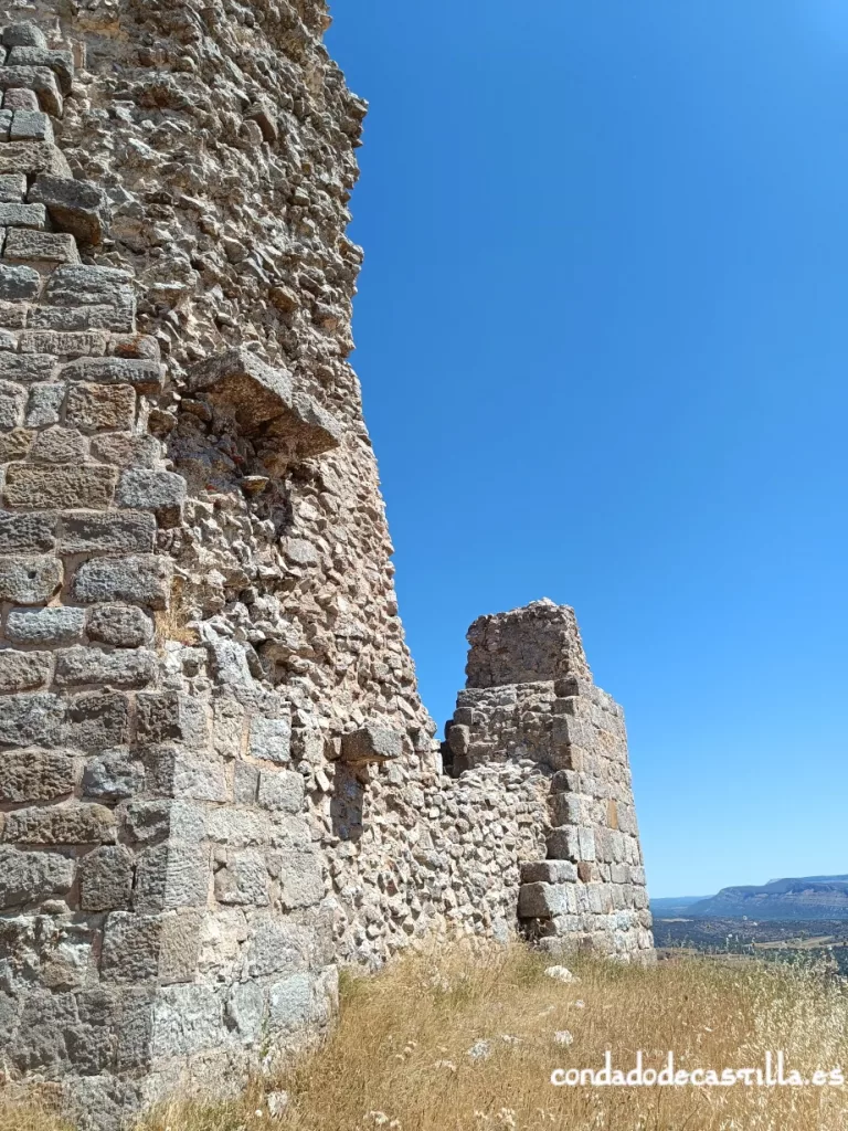 Restos de la torre del homenaje del castillo de Lara