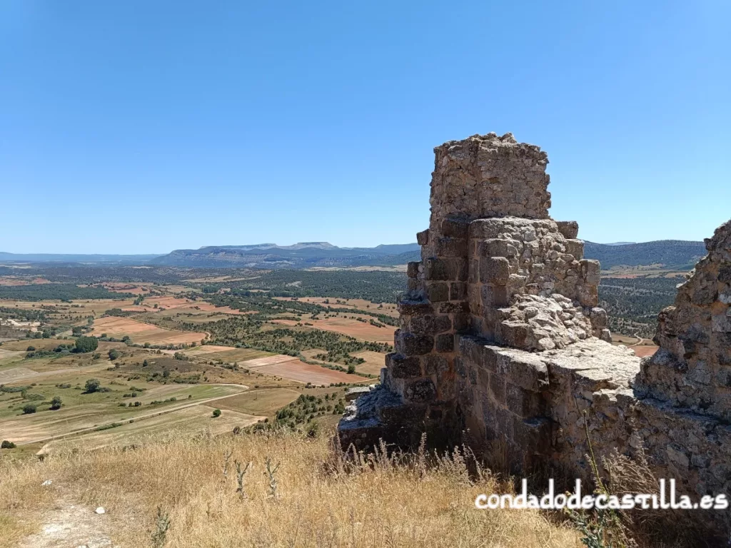 Restos de la torre del homenaje del castillo de Lara
