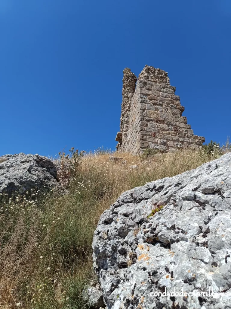 Restos de la torre del homenaje del castillo de Lara