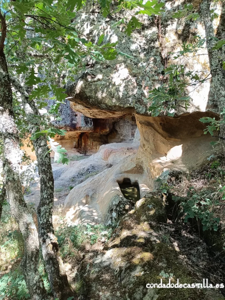 Covacha de las Monjas, Moncalvillo de la Sierra, necrópolis