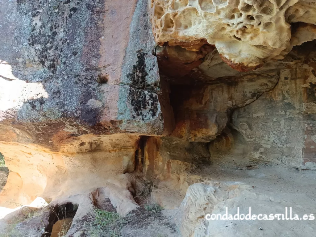 Interior de la Covacha de las Monjas