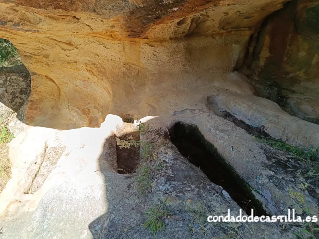 Tumbas en el interior de la Covacha de las Monjas