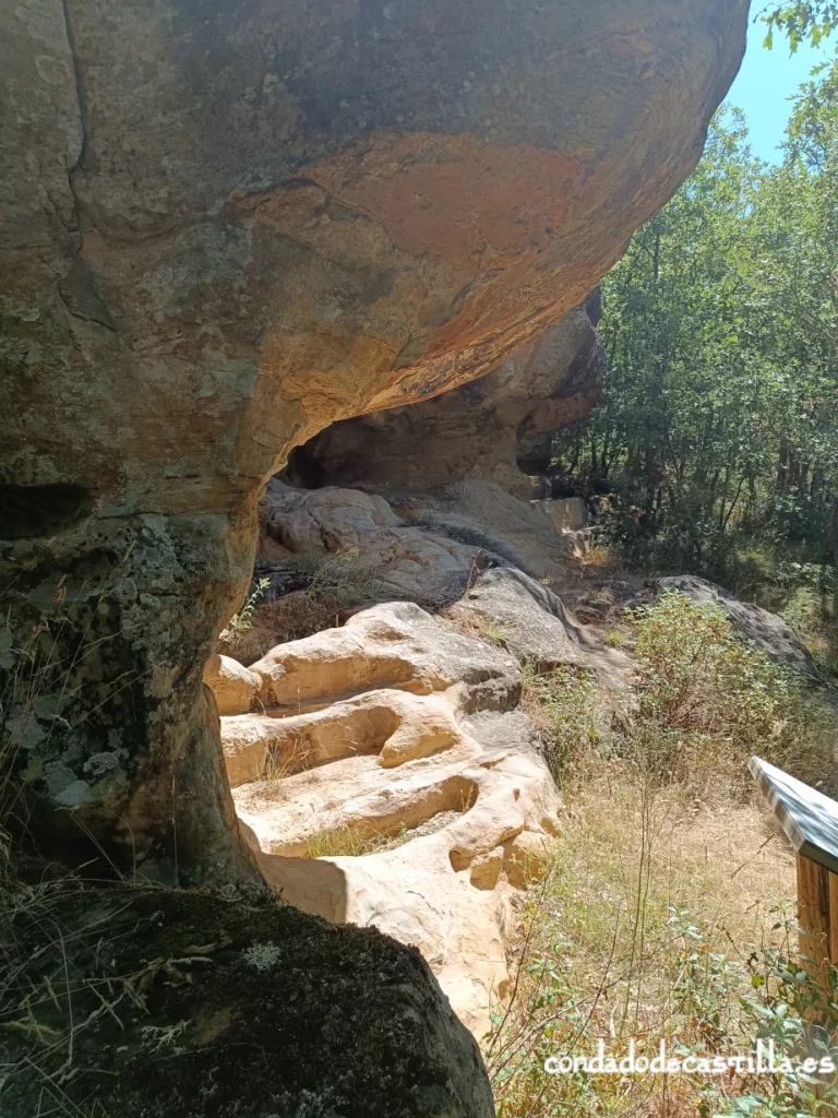 Vista desde el oeste de la Covacha de las Monjas