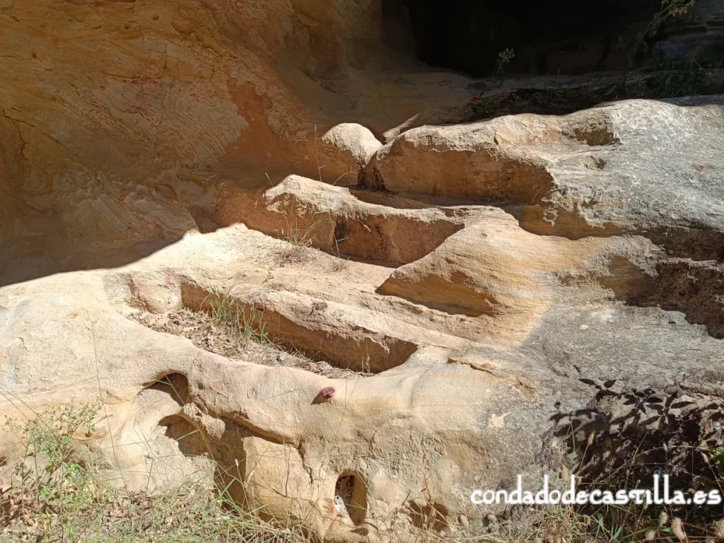 Covacha de las Monjas, Moncalvillo de la Sierra, necrópolis