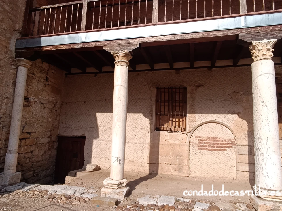 Columnas de la casa prioral de San Román de Hornija