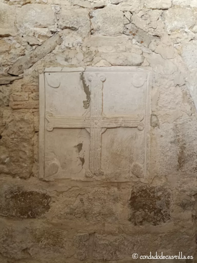 Relieve prerrománico con una cruz en el altar de Santa María de Wamba