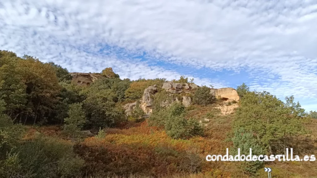 Vista general de El Cuevatón y Quebrantacalderas desde la carretera