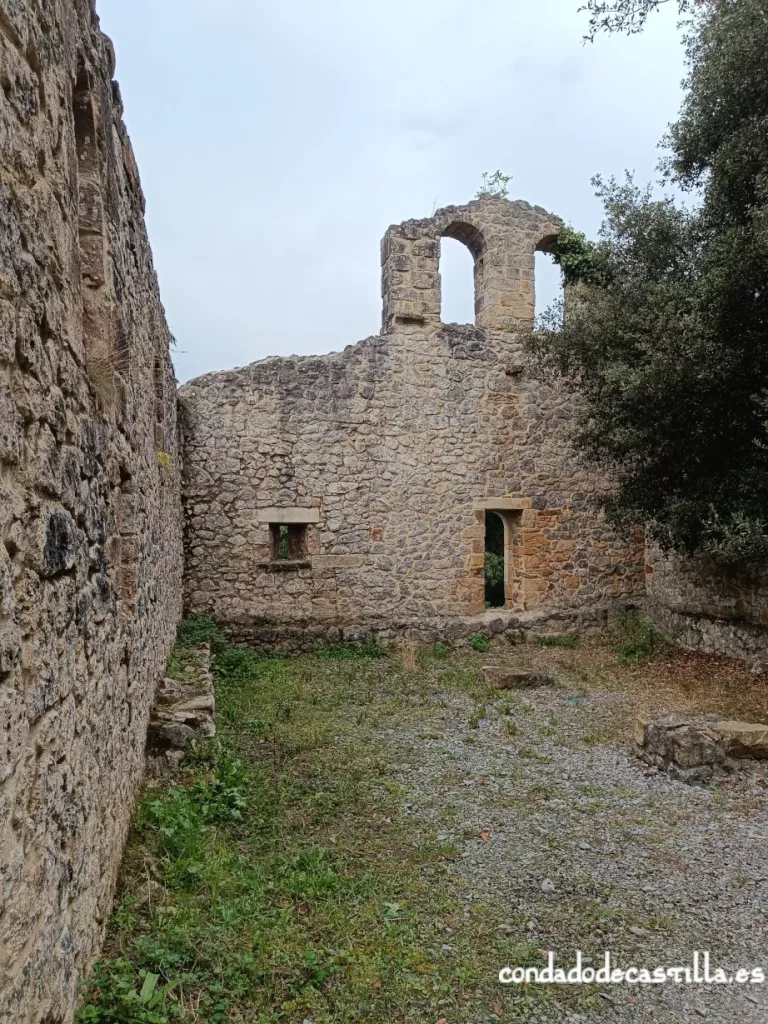Interior de la ermita de San Juan de Villanueva en Liendo
