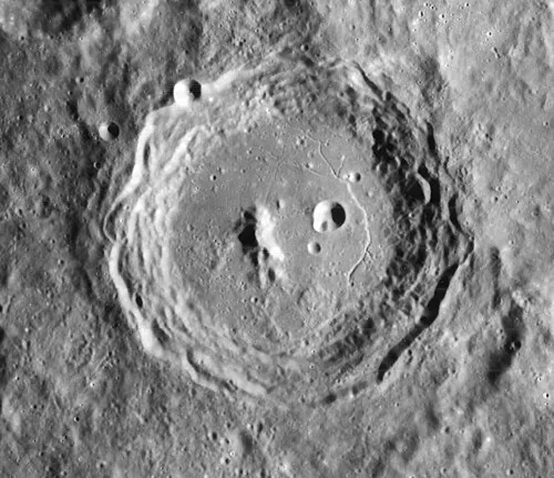 Cráter Azarchel de la Luna fotografiado por Lunar Orbiter de la Nasa y procesado por James Stuby